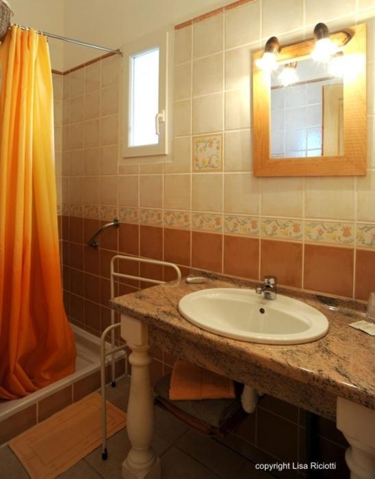Les Hotes De La Combe Mouis Creissan Phòng bức ảnh