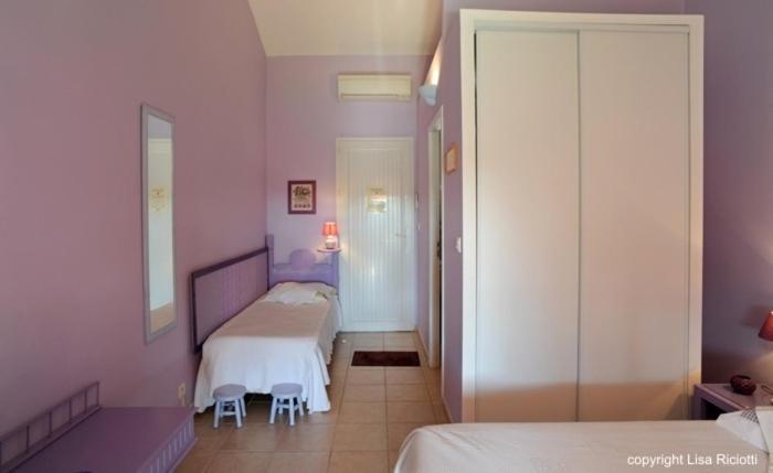 Les Hotes De La Combe Mouis Creissan Phòng bức ảnh
